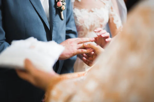 Anillos de boda en ceremonia en la iglesia. Macro. — Foto de Stock