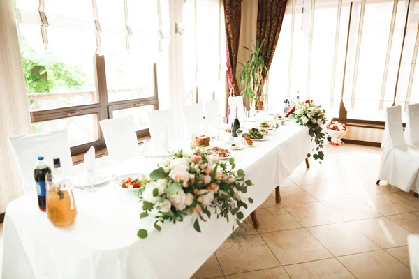 Interior de un restaurante preparado para la ceremonia de boda — Foto de Stock