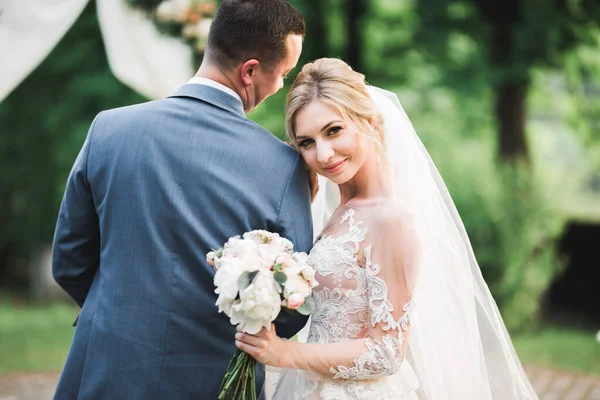 Romantischer Hochzeitsmoment, Brautpaar lächelt Porträt, Braut und Bräutigam umarmen sich — Stockfoto