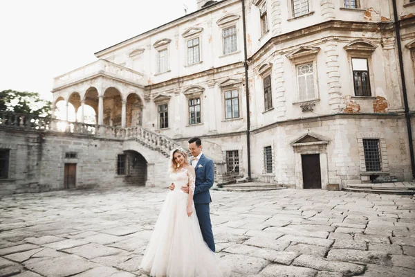 Romantischer Hochzeitsmoment, Brautpaar lächelt Porträt, Braut und Bräutigam umarmen sich — Stockfoto