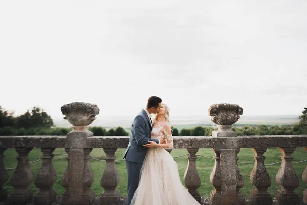 Hermosa novia y novio abrazar y besar en su boda al aire libre —  Fotos de Stock