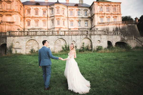 Schöne Braut und Bräutigam umarmen und küssen sich am Hochzeitstag im Freien — Stockfoto