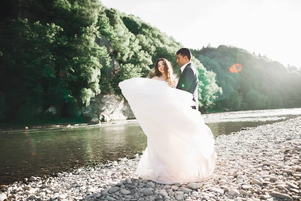 Sole ritratto di felice sposa e sposo all'aperto nella posizione della natura — Foto Stock
