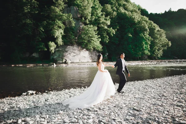 Matrimonio coppia che si tiene per mano, sposo e sposa insieme il giorno del matrimonio — Foto Stock