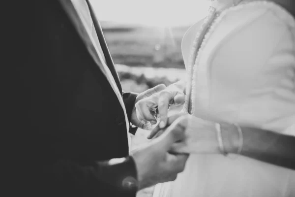 Casamento casal de mãos dadas, noivo e noiva juntos no dia do casamento — Fotografia de Stock