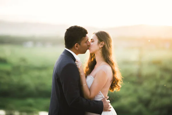 Hermosa novia y novio abrazar y besar en su boda al aire libre —  Fotos de Stock