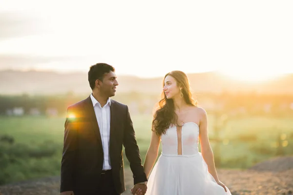 Hochzeitspaar hält Händchen, Bräutigam und Braut am Hochzeitstag zusammen — Stockfoto