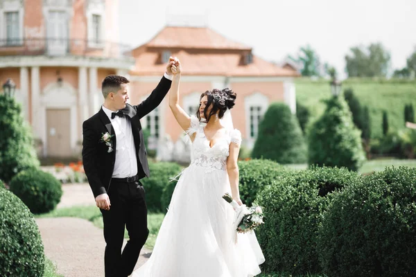 Boda pareja novia y novio de la mano —  Fotos de Stock