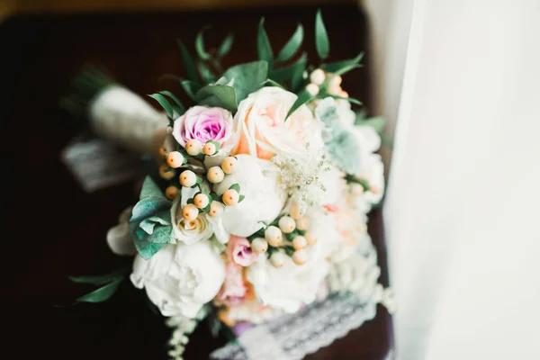 Maravilhoso bouquet de casamento de luxo de flores diferentes — Fotografia de Stock