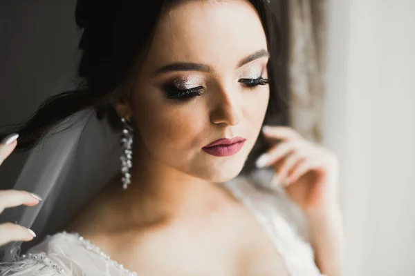 Portrait of a beautiful fashion bride, sweet and sensual. Wedding make up and hair — Stock Photo, Image