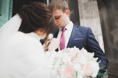 Lüks evli çift, gelin ve damat eski şehirde poz veriyor.