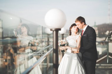 Muhteşem bir düğün çifti eski Lviv şehrinde yürüyor.