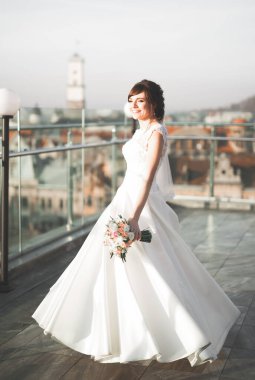 Gelinlik giymiş güzel moda gelin pozu