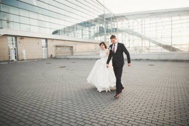 Lüks evli çift, gelin ve damat eski şehirde poz veriyor.