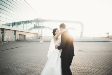 Gelin ve damat el ele tutuşuyor.