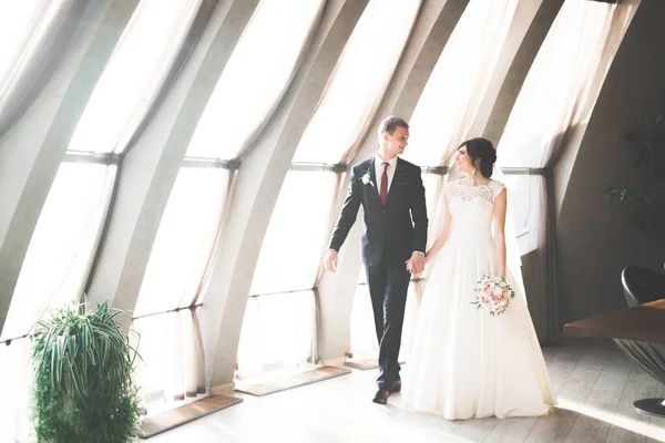 Casal feliz encantador do casamento, noiva com vestido branco longo posando na cidade bonita — Fotografia de Stock