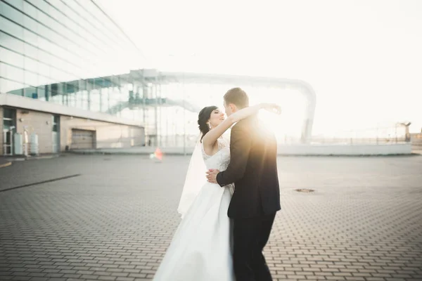 Matrimonio coppia sposa e sposo tenendosi per mano — Foto Stock