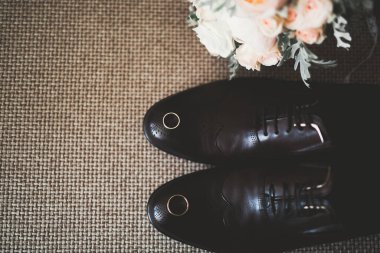 İki altın alyans izole edilmiş arka plan