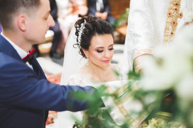 Düğün çifti kilisede evleniyor.