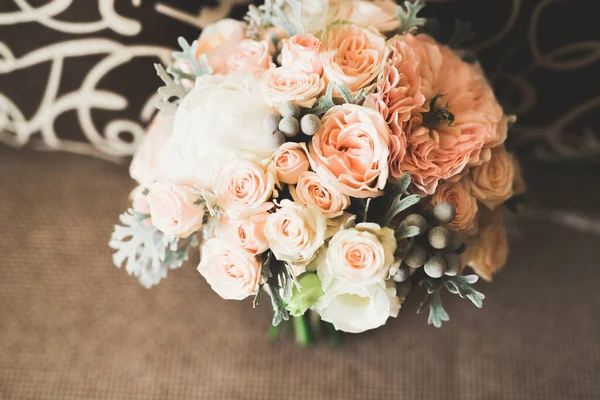 Maravilhoso bouquet de casamento de luxo de flores diferentes — Fotografia de Stock