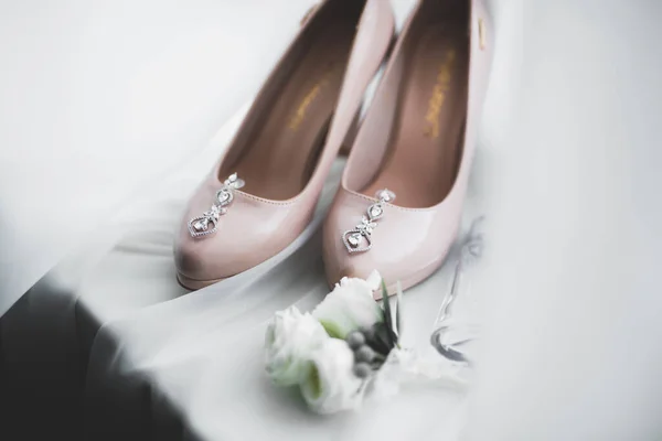 Όμορφα κομψά γαμήλια παπούτσια για νύφη. Κοντινό πλάνο — Φωτογραφία Αρχείου