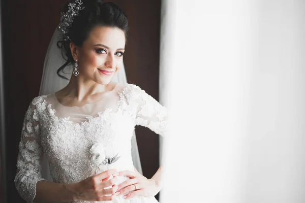 Ritratto di bella sposa con velo di moda al mattino di nozze — Foto Stock