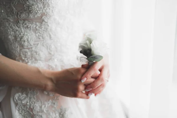 Belle mariée portant une robe de mariée de mode avec des plumes avec luxe délice maquillage et coiffure, studio séance photo d'intérieur — Photo