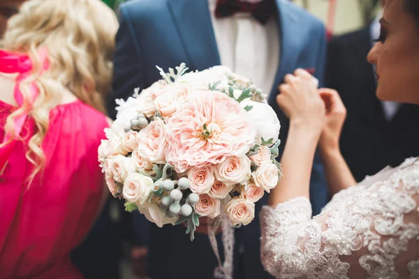 Bellissimo bouquet da sposa con fiori diversi, rose — Foto Stock