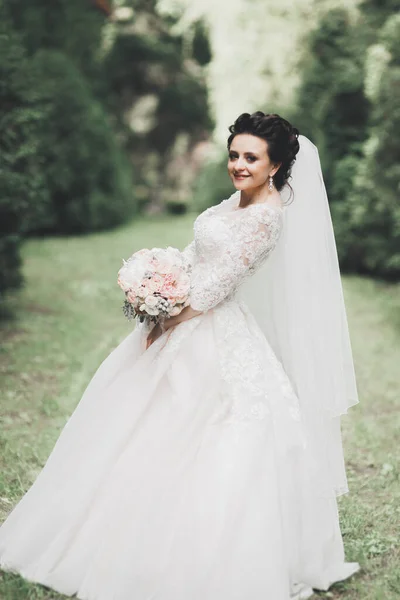 Hermosa novia posando en vestido de novia al aire libre — Foto de Stock