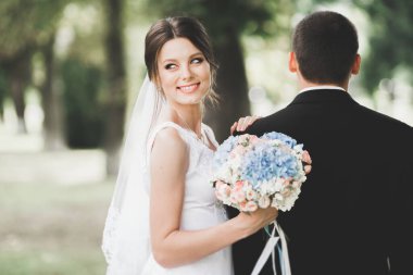 Botanik parkında yürüyen mutlu bir çift.