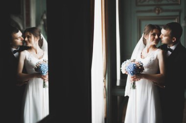 Lüks evli çift, gelin ve damat eski şehirde poz veriyor.