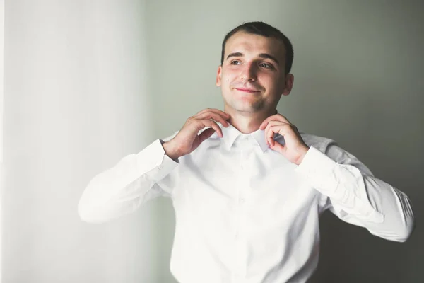 Homem bonito, noivo posando e se preparando para o casamento — Fotografia de Stock