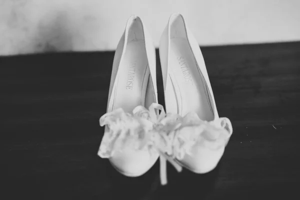 Białe stylowe buty ślubne dla panny młodej. Zbliżenie — Zdjęcie stockowe
