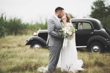 Kafkasyalı mutlu romantik çift evliliklerini kutluyor. Açık hava.