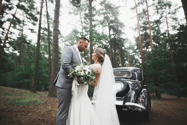 Casal jovem romântico feliz caucasiano comemorando seu casamento. Ao ar livre — Fotografia de Stock