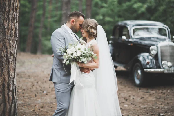 Apenas casal no carro retro de luxo em seu dia do casamento — Fotografia de Stock