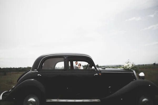 Kaukasisch glückliches, romantisches junges Paar, das seine Hochzeit feiert. Draußen — Stockfoto