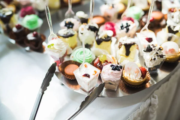 Deliciosa mesa de postre de barra de caramelo de recepción de boda — Foto de Stock