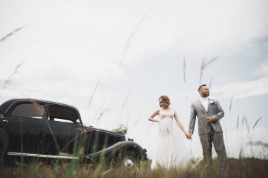 Kafkasyalı mutlu romantik çift evliliklerini kutluyor. Açık hava.