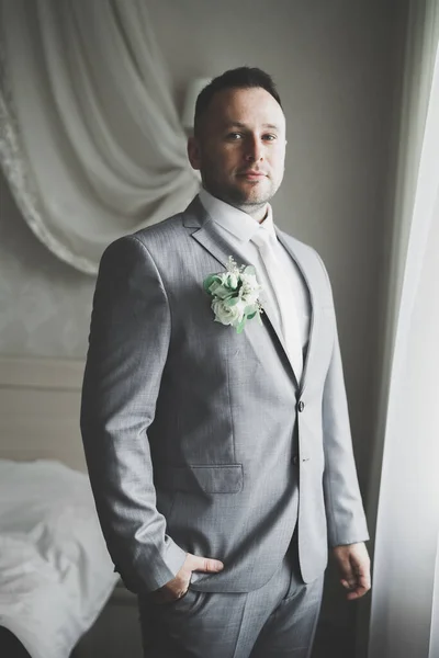 Homem bonito, noivo posando e se preparando para o casamento — Fotografia de Stock