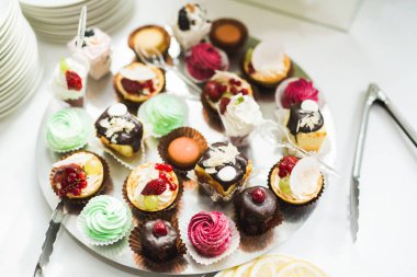 Çeşitli lezzetli tatlılar, yemek fikirleri ve kutlamalarla dolu bir büfe.