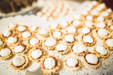 Lezzetli düğün resepsiyonu, tatlı masası.