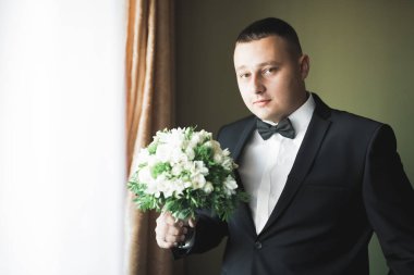 Damat sabah hazırlığı. Yakışıklı adam giyiniyor ve düğüne hazırlanıyor.