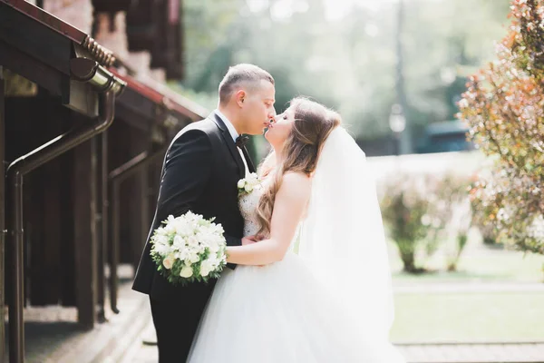 Close-up van een mooi jong huwelijk paar — Stockfoto