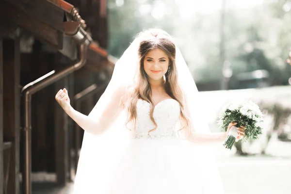 Красива наречена позує у весільній сукні на відкритому повітрі — стокове фото