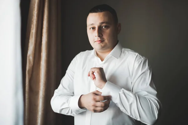 Homem bonito, noivo posando e se preparando para o casamento — Fotografia de Stock