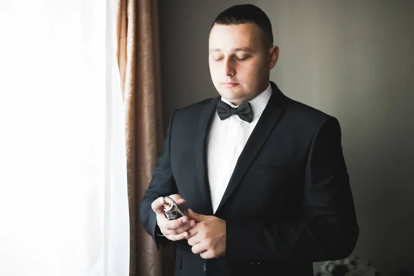 Preparação de manhã de noivos. Bonito homem se vestir e se preparando para o casamento — Fotografia de Stock