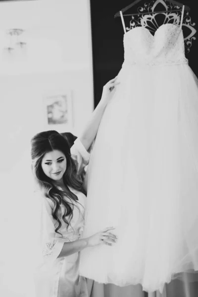 Portret van een mooie bruid met modesluier op huwelijksochtend — Stockfoto