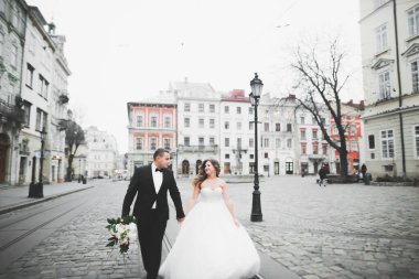 Gelin ve damat el ele tutuşuyor.