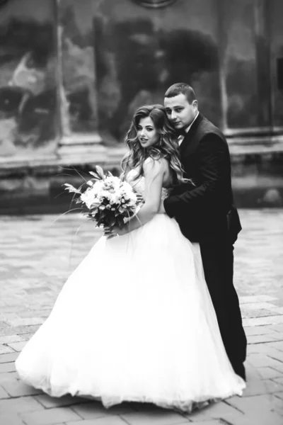 Pareja perfecta novia, novio posando y besándose en el día de su boda — Foto de Stock